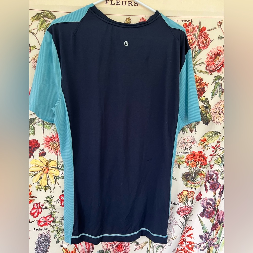 Men’s Lululemon short sleeve athletic shirt. Light blues front, navy back. - Picture 4 of 4
